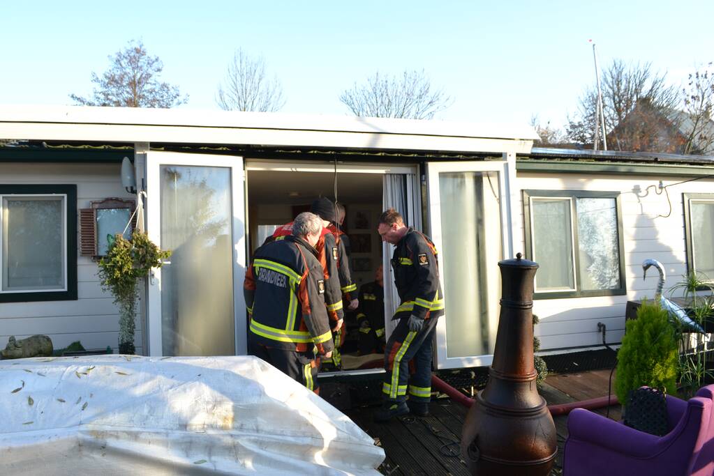 Woonboot loopt vol met water na lek