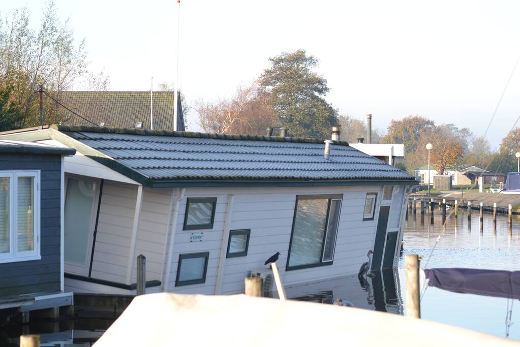 Woonboot loopt vol met water na lek