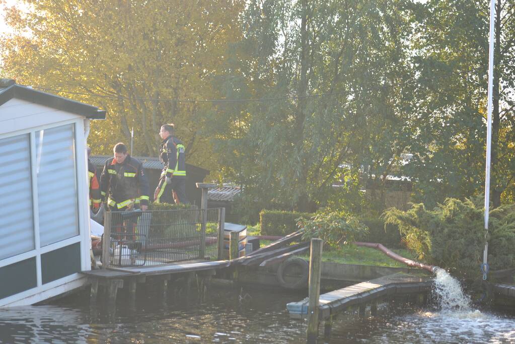 Woonboot loopt vol met water na lek