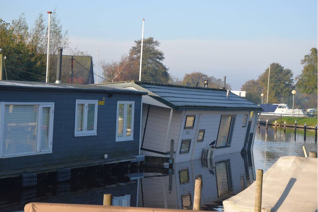 Woonboot loopt vol met water na lek
