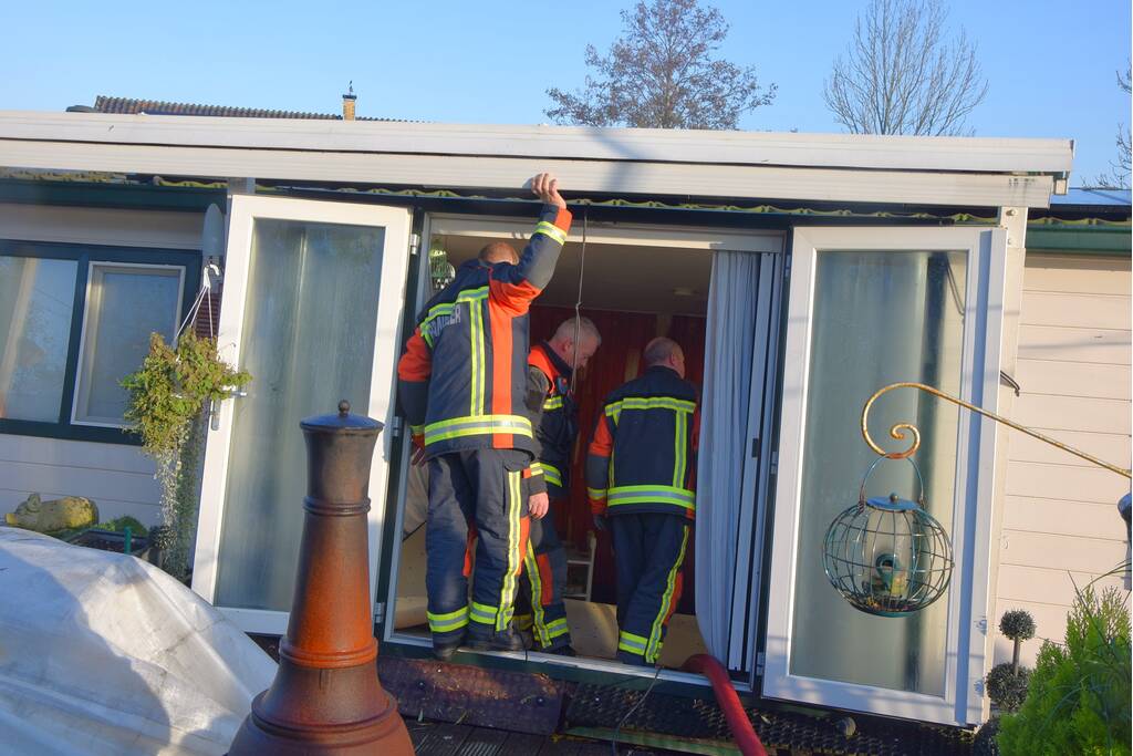 Woonboot loopt vol met water na lek