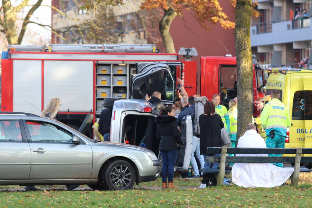 Auto belandt op zijkant na aanrijding