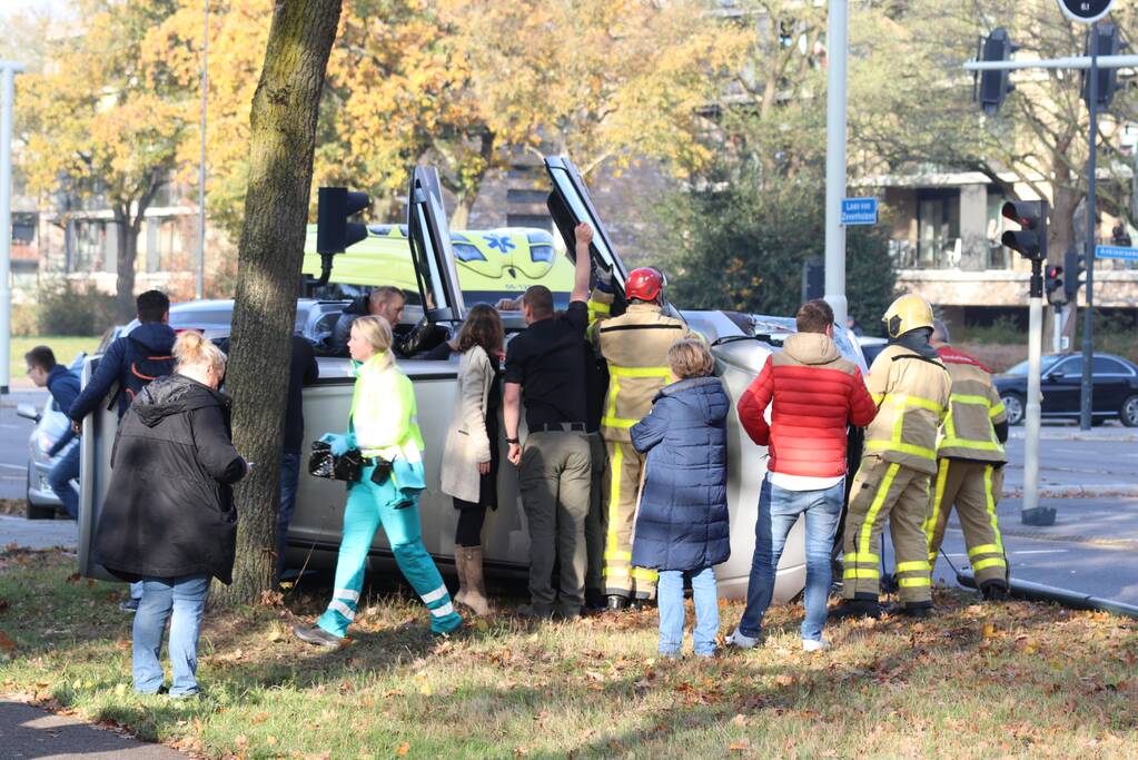 Auto belandt op zijkant na aanrijding