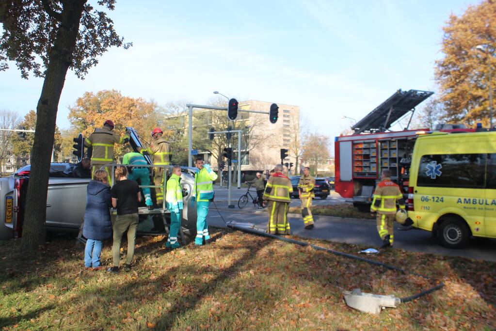 Auto belandt op zijkant na aanrijding