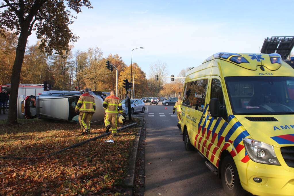 Auto belandt op zijkant na aanrijding