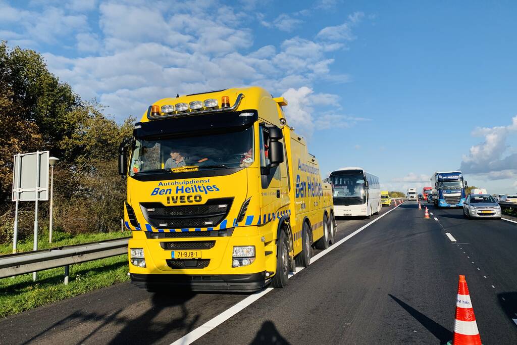 Touringbus zonder kentekenplaten gedumpt op snelweg