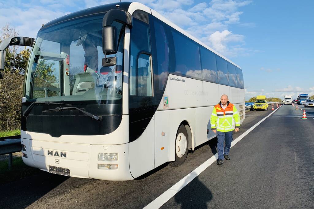 Touringbus zonder kentekenplaten gedumpt op snelweg
