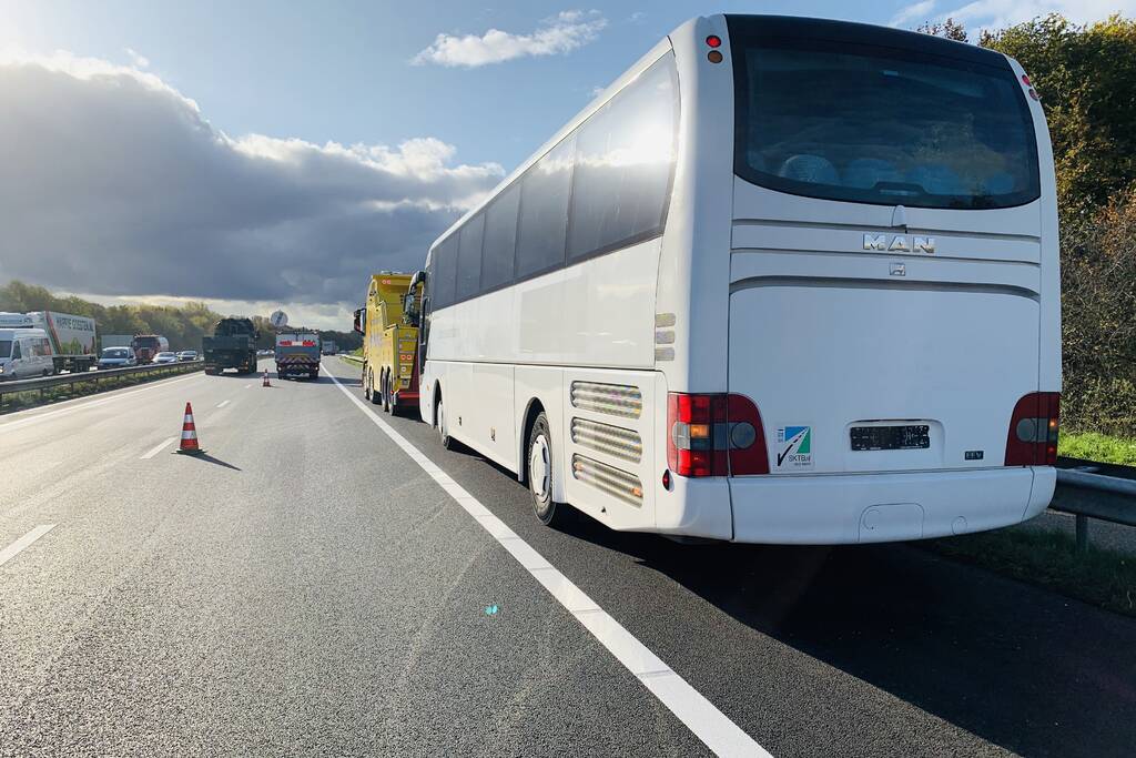 Touringbus zonder kentekenplaten gedumpt op snelweg