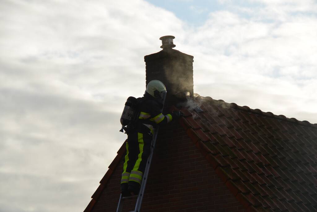 Brand in schoorsteen slaat door na dak