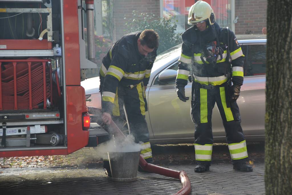 Brand in schoorsteen slaat door na dak