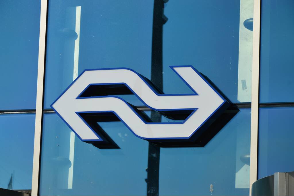 Persoon gooit fiets voor trein