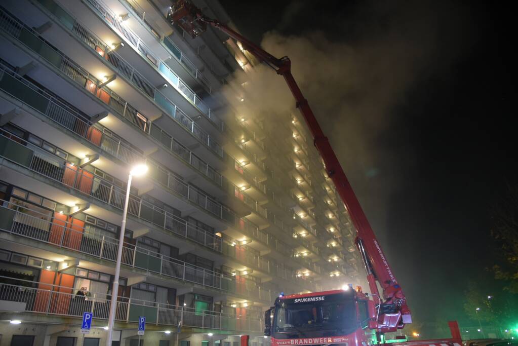 Grote uitslaande brand in flatwoning