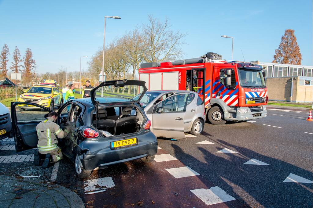 Vijf gewonden na aanrijding met drie voertuigen