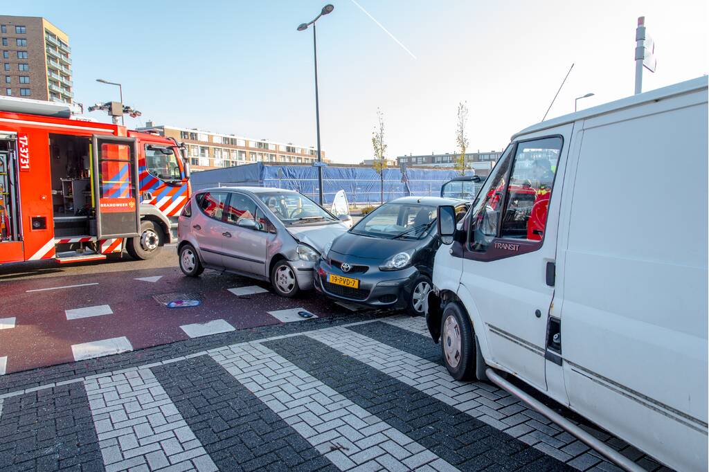 Vijf gewonden na aanrijding met drie voertuigen