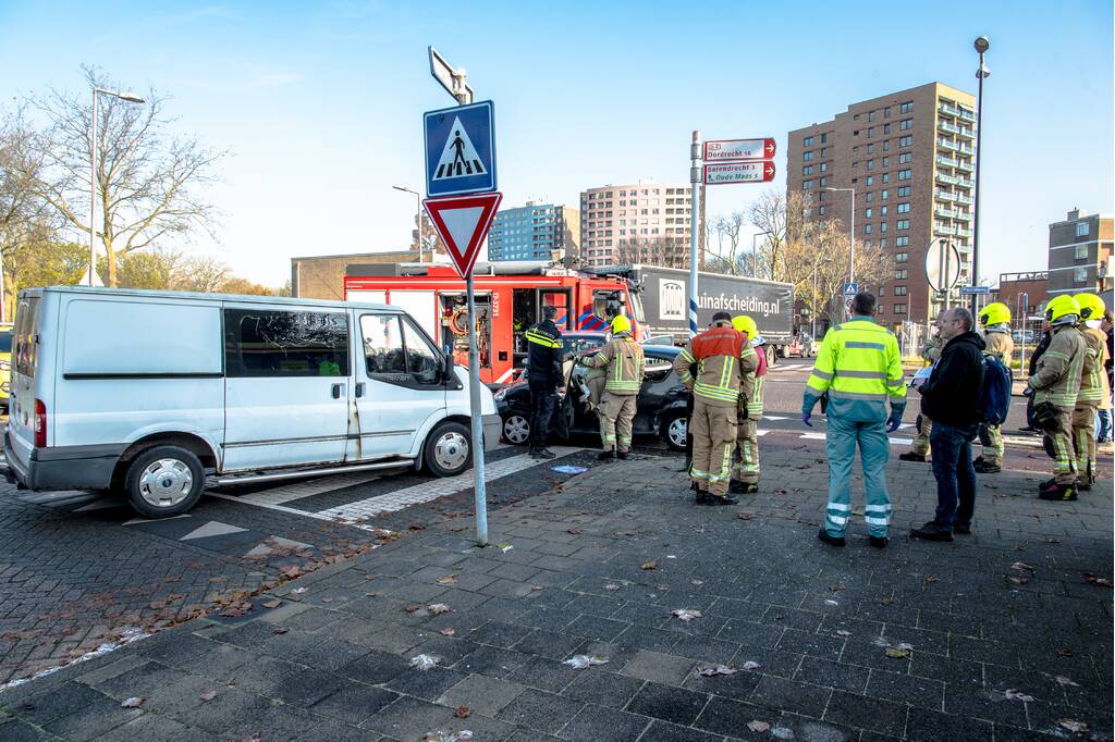 Vijf gewonden na aanrijding met drie voertuigen