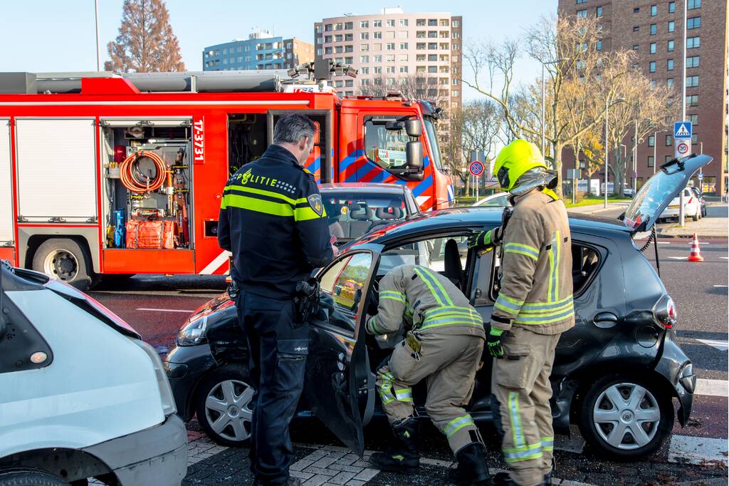 Vijf gewonden na aanrijding met drie voertuigen