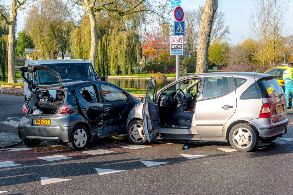 Vijf gewonden na aanrijding met drie voertuigen