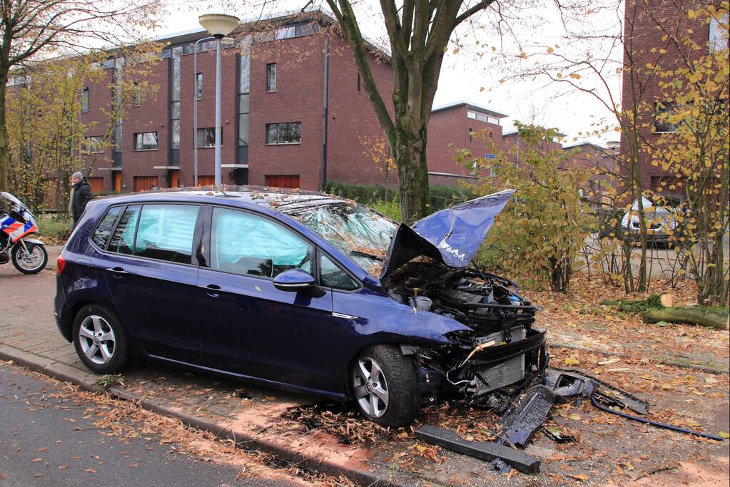 Auto knalt op boom
