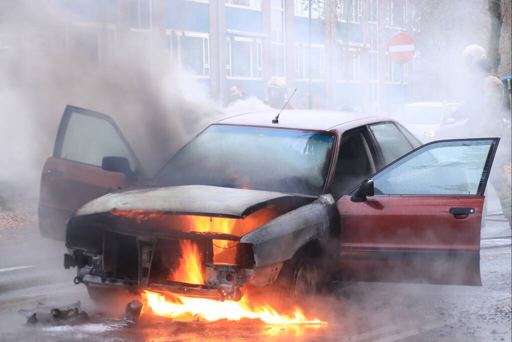 Auto vliegt spontaan in brand voor verkeerslichten