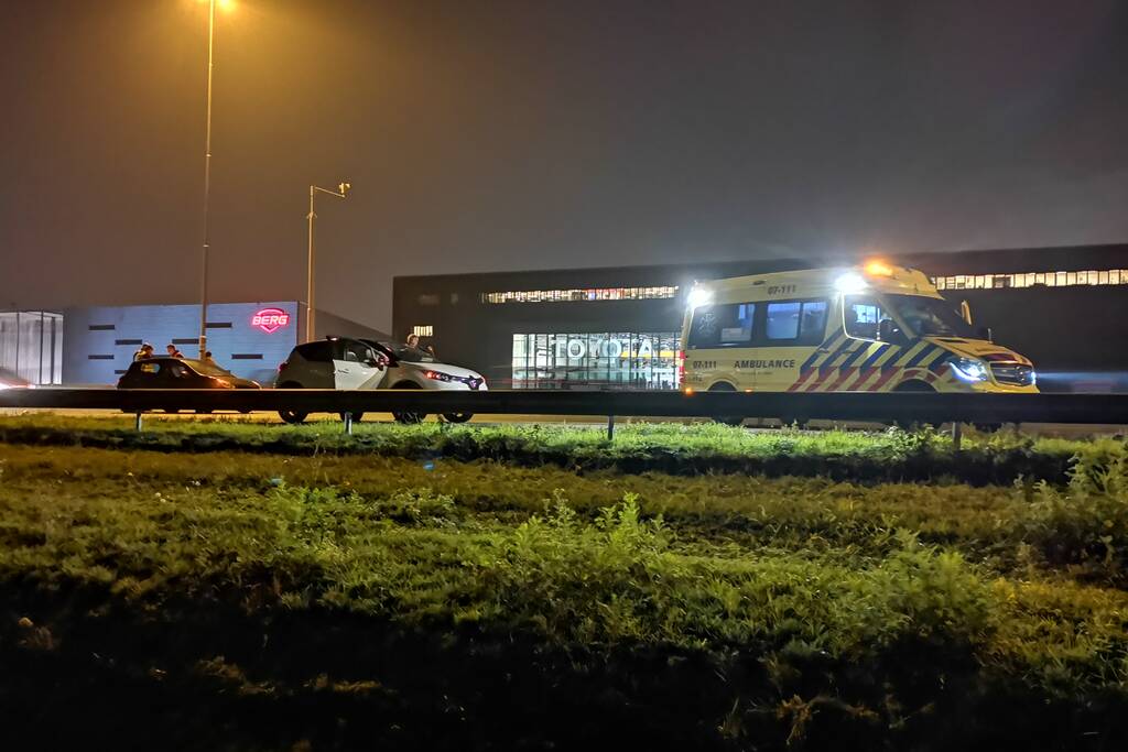 Aanrijding tussen twee auto's en vrachtwagen