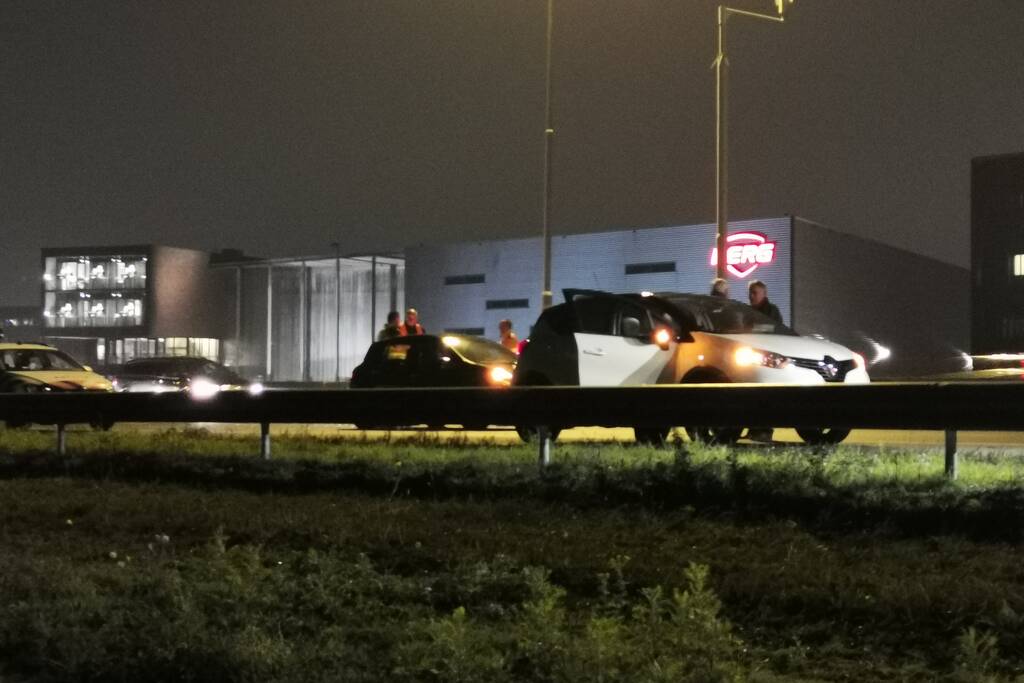 Aanrijding tussen twee auto's en vrachtwagen
