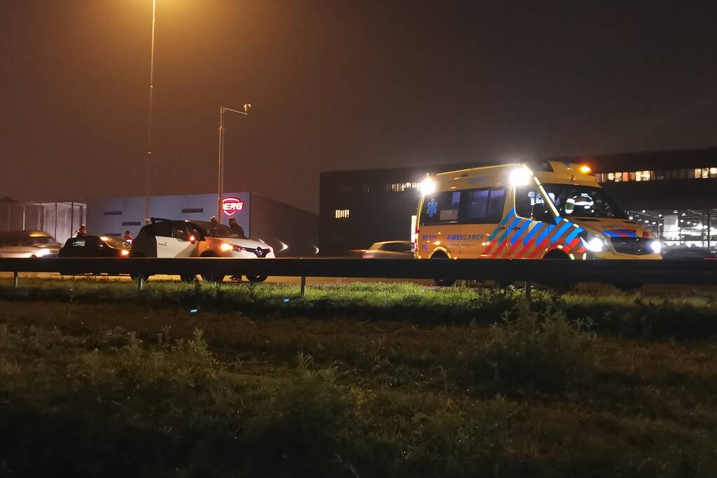Aanrijding tussen twee auto's en vrachtwagen