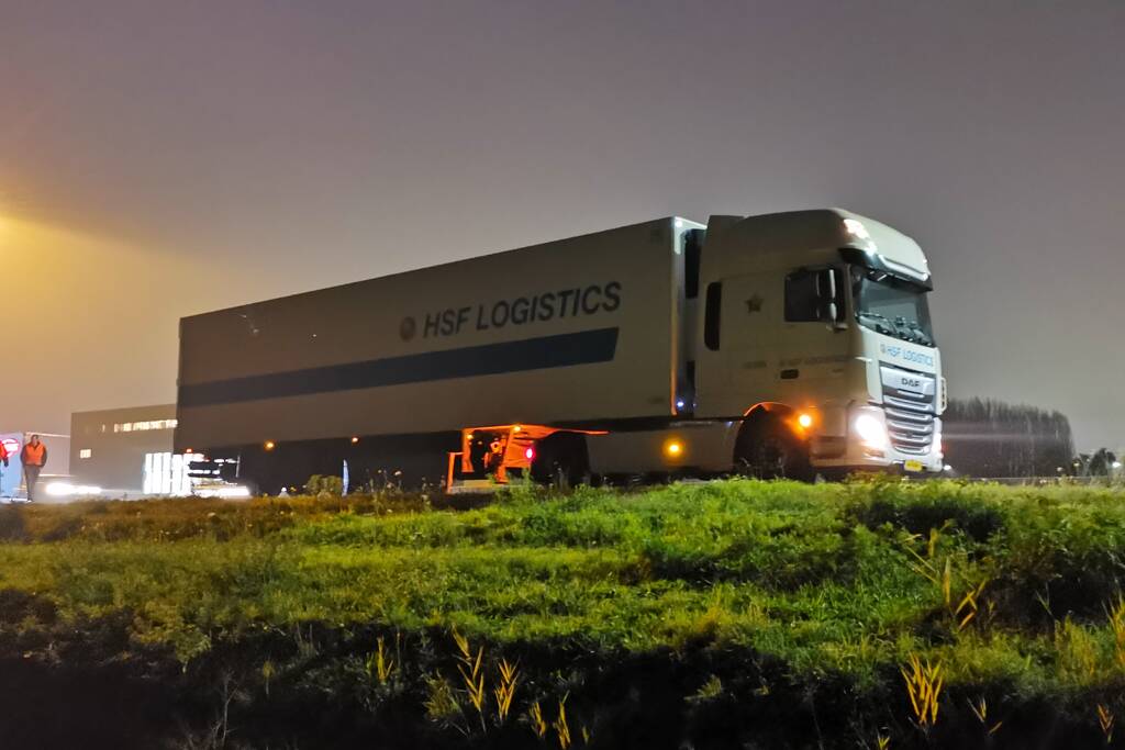 Aanrijding tussen twee auto's en vrachtwagen
