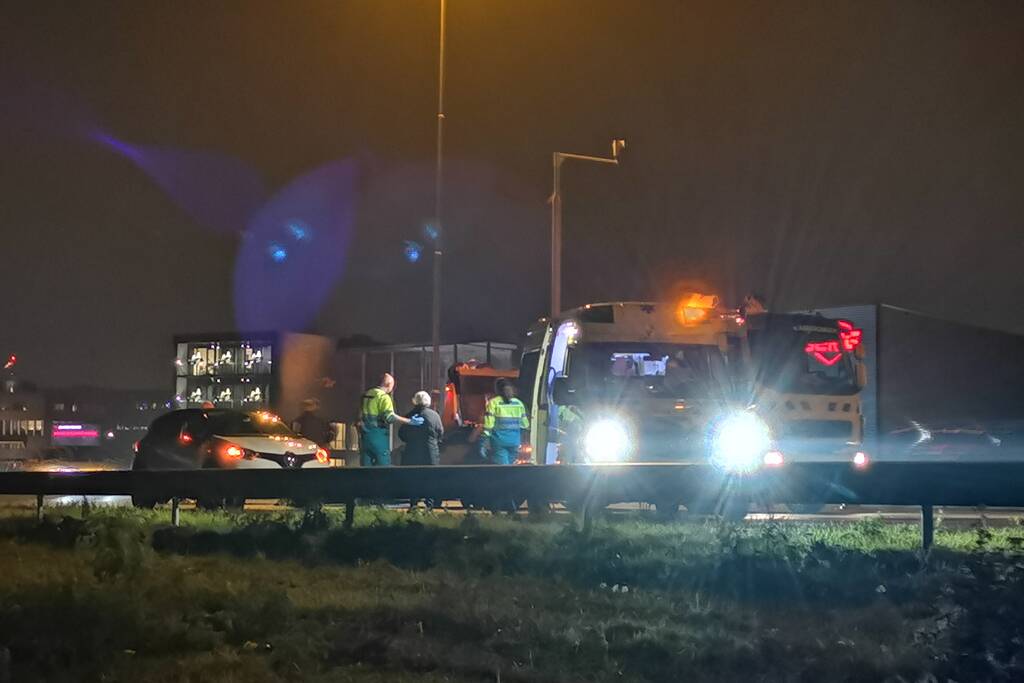 Aanrijding tussen twee auto's en vrachtwagen