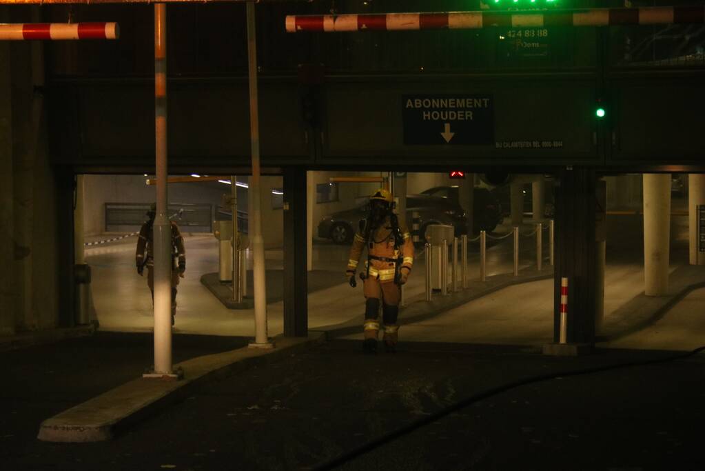 Auto in brand in parkeergarage