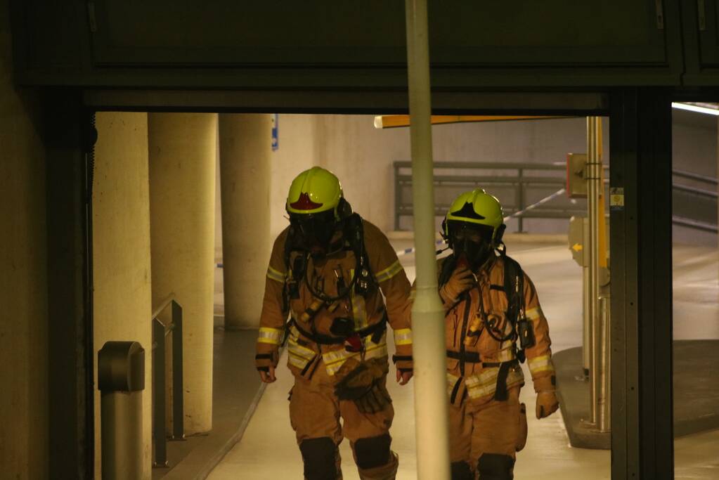 Auto in brand in parkeergarage
