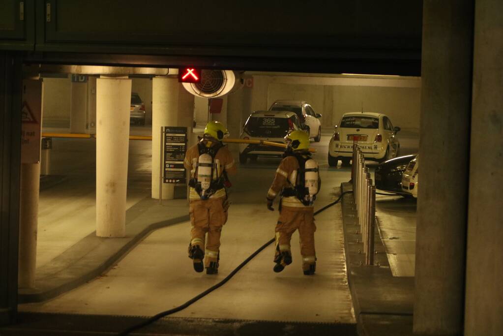 Auto in brand in parkeergarage