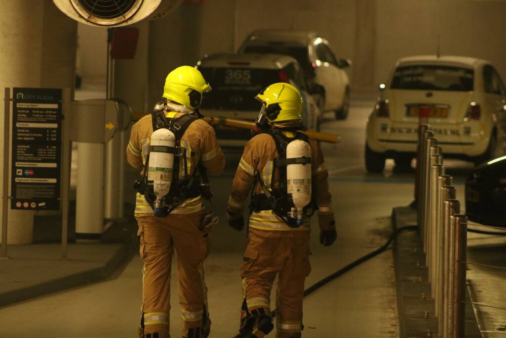 Auto in brand in parkeergarage