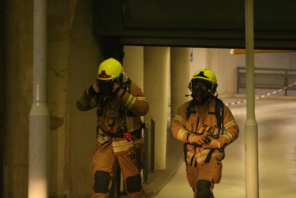 Auto in brand in parkeergarage