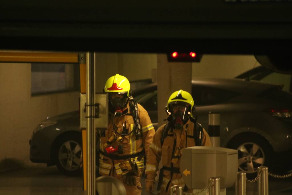 Auto in brand in parkeergarage