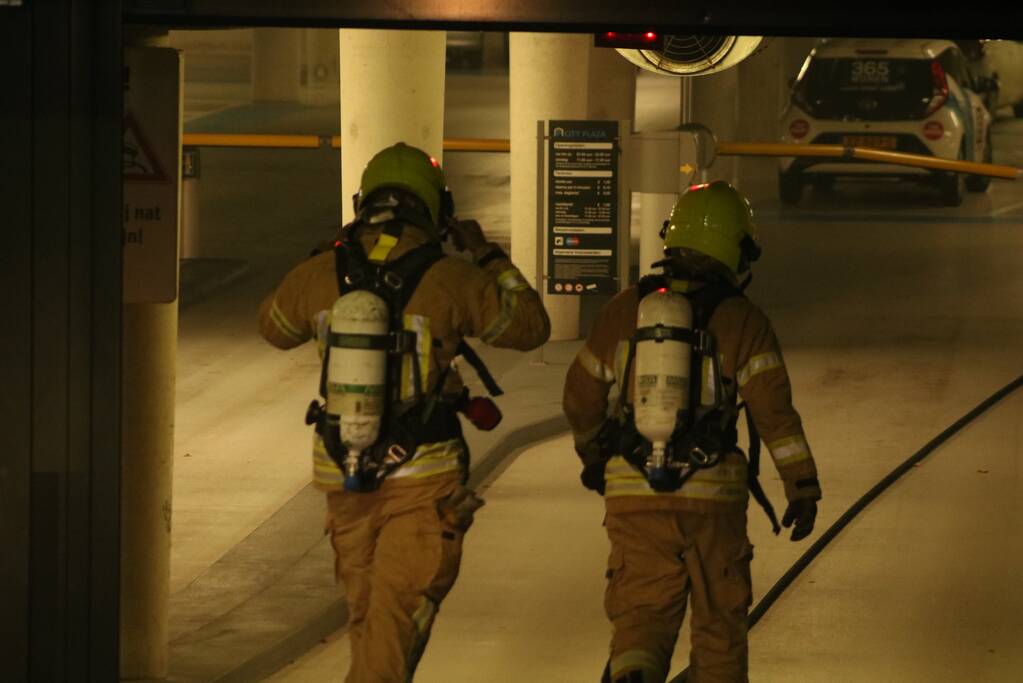 Auto in brand in parkeergarage