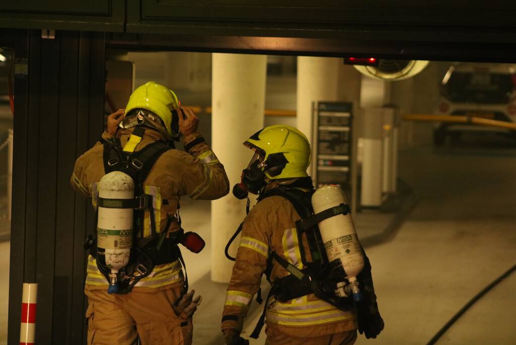 Auto in brand in parkeergarage