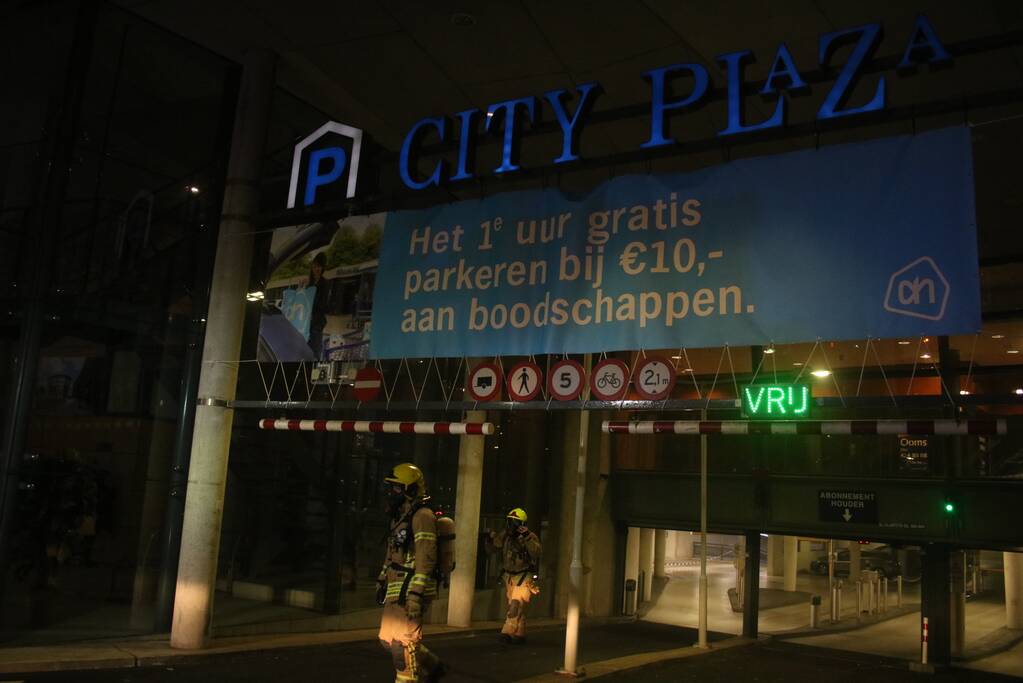 Auto in brand in parkeergarage