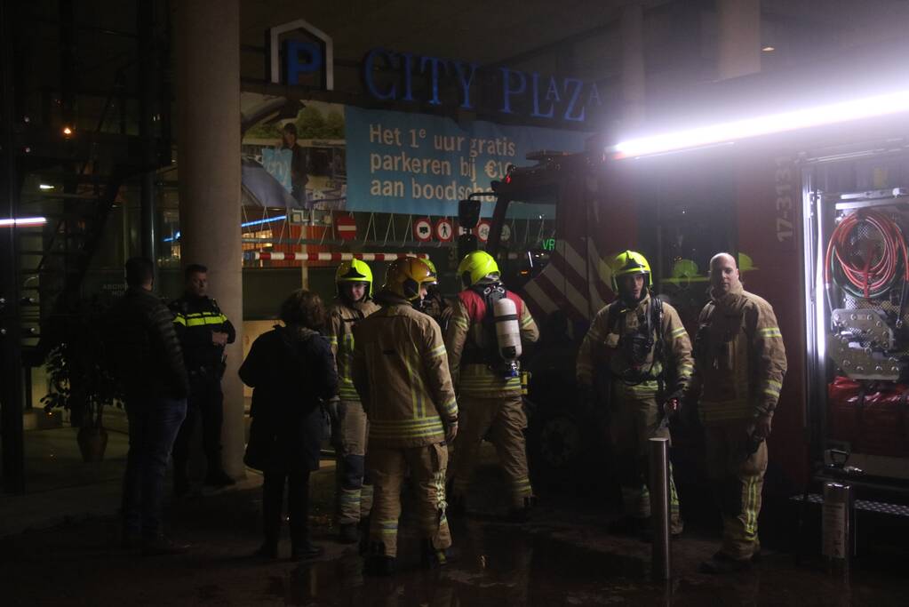 Auto in brand in parkeergarage