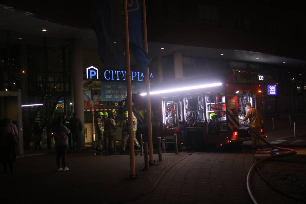 Auto in brand in parkeergarage