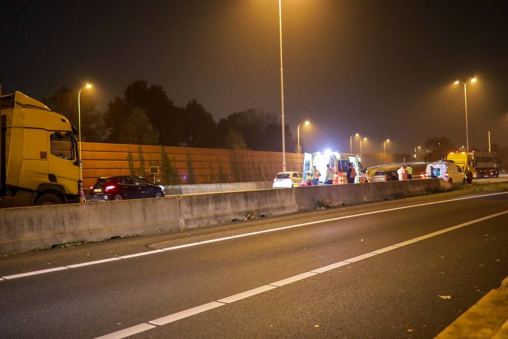 Vrachtwagen ramt auto in flank