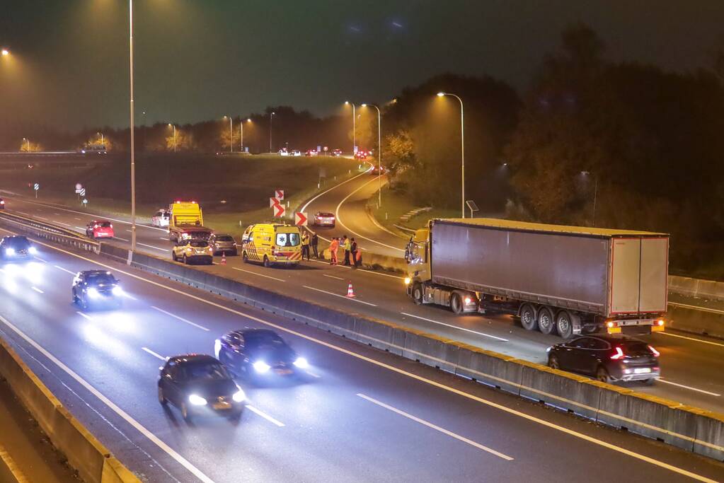 Vrachtwagen ramt auto in flank