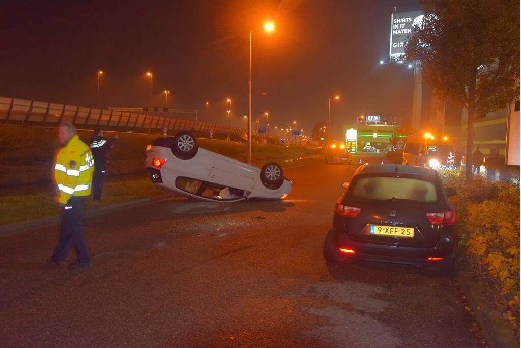 Automobilist botst op geparkeerde personenauto