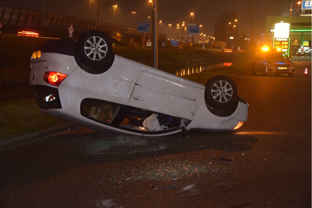 Automobilist botst op geparkeerde personenauto
