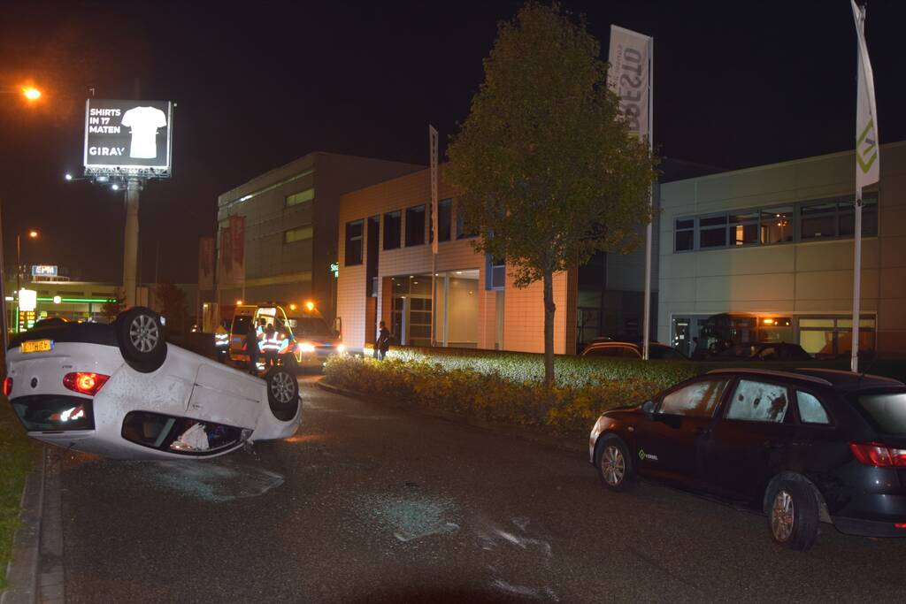 Automobilist botst op geparkeerde personenauto