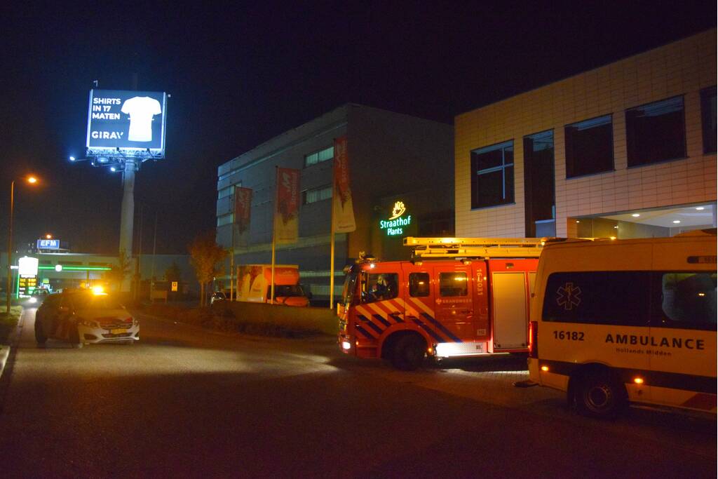 Automobilist botst op geparkeerde personenauto