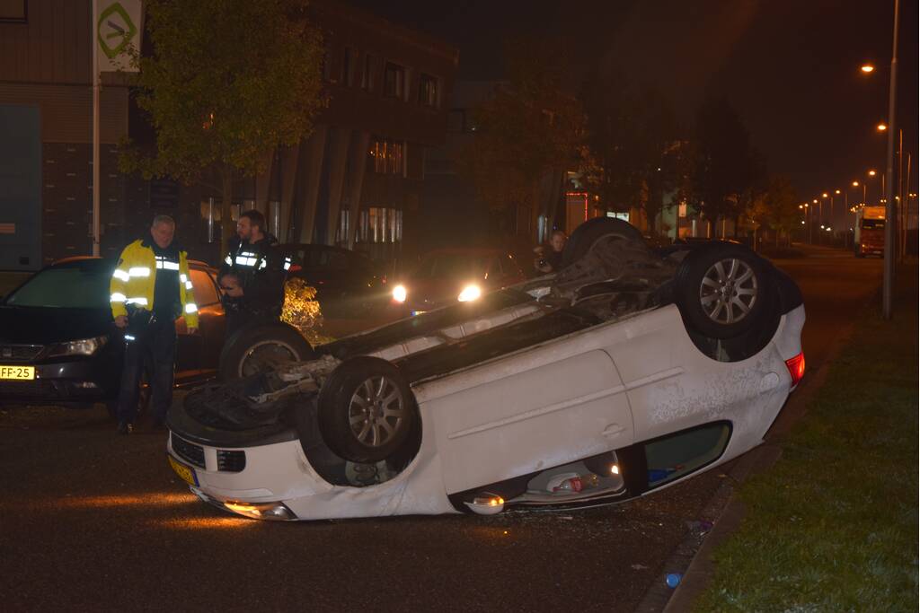 Automobilist botst op geparkeerde personenauto