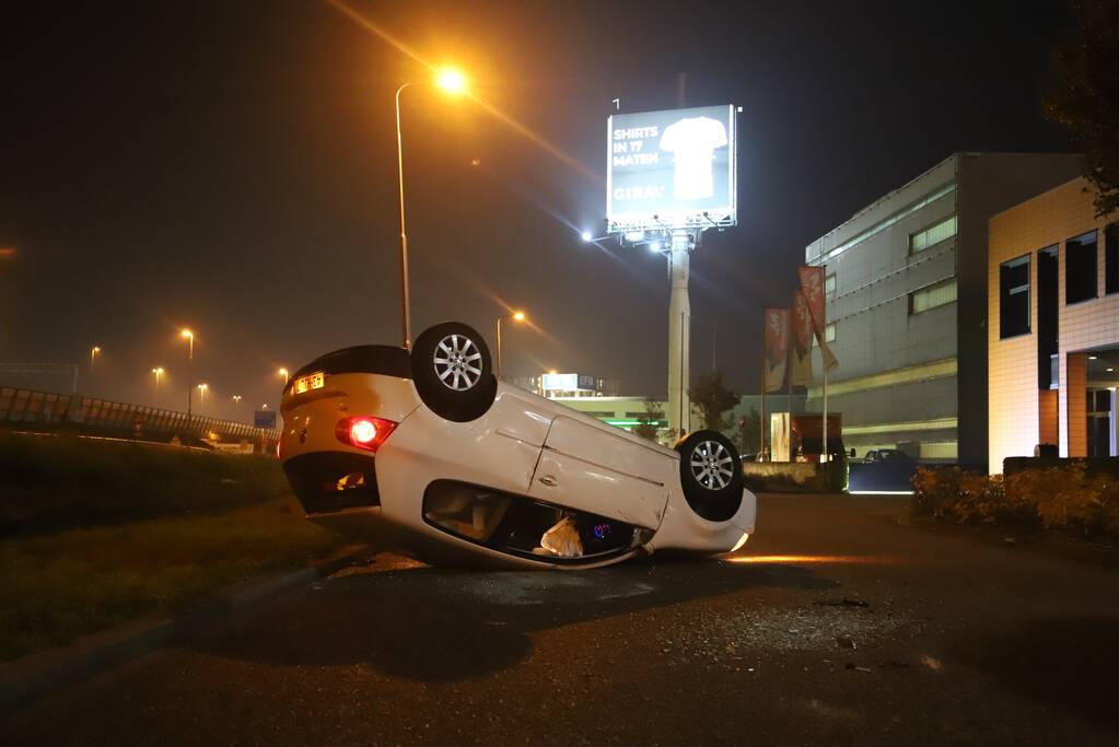 Automobilist botst op geparkeerde personenauto