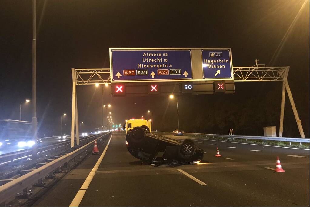 Auto slaat over de kop