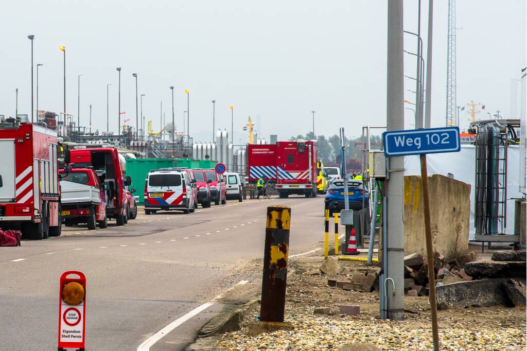 Motortankschip dreigt te kantelen in haven