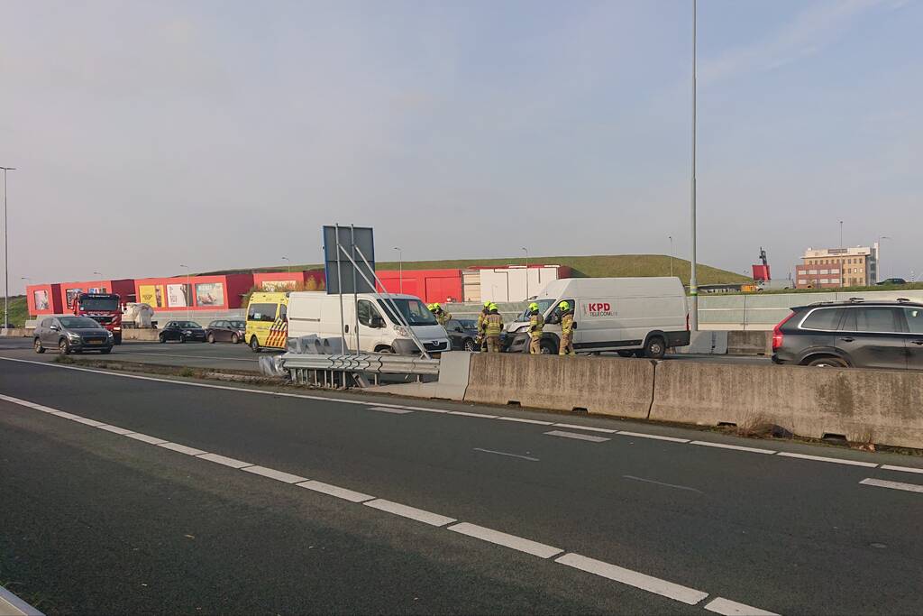 Bestelbus knalt frontaal op RIMOB